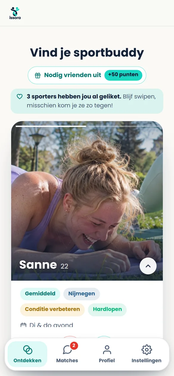 Het Ontdekken-scherm van Issora met een profielkaart om te swipen